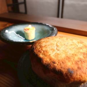 焼きたて炭焼きフォカッチャとハーブバター