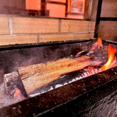 薪で焼く香り豊かな料理と厳選素材で独特の風味を提供