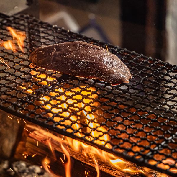 【狩猟免許を持つ店主が厳選】薪の残り火でじっくり火入れ◇◆エゾ鹿の薪焼き