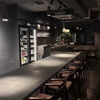 We offer counter seats where you can relax and enjoy yourself in a comfortable atmosphere.It's perfect for relaxing alone, or for a quick drink or a meal.Enjoy delicious food and conversation in a pleasant atmosphere.