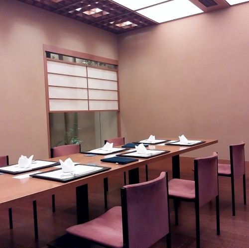 和の雰囲気も感じながらお食事が楽しめる【優雅な個室】