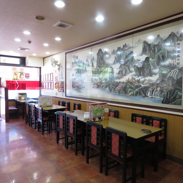 中華骨董品に囲まれた広い店内は、人気中華料理店の目印！