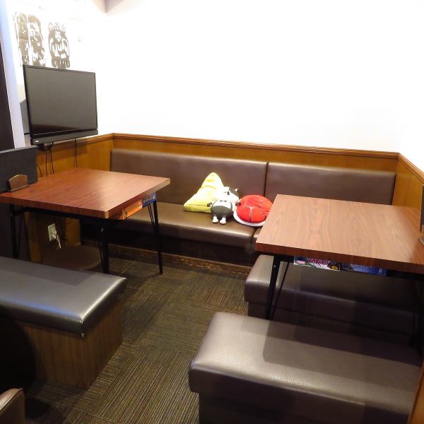 The table seats can accommodate up to 12 people !! You can play board games, talk about old games on the in-store display, karaoke, and have a lot of fun. There is a person ◎