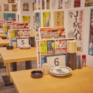 【仕事終わりの飲み会に】少人数でのちょっとした飲み会ににぴったりなテーブル席。豊富なドリンクリストからお好みのモノをチョイスして乾杯を♪