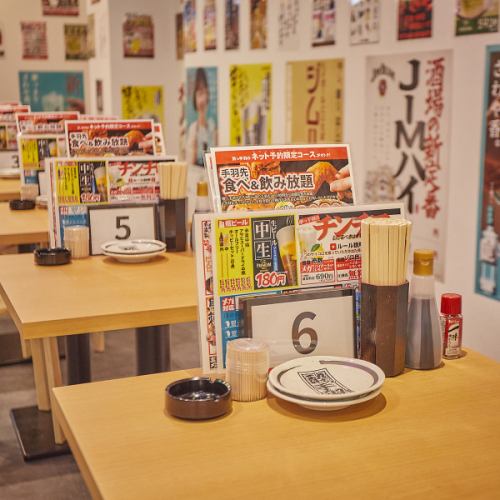 【仕事終わりの飲み会に】少人数でのちょっとした飲み会ににぴったりなテーブル席。豊富なドリンクリストからお好みのモノをチョイスして乾杯を♪