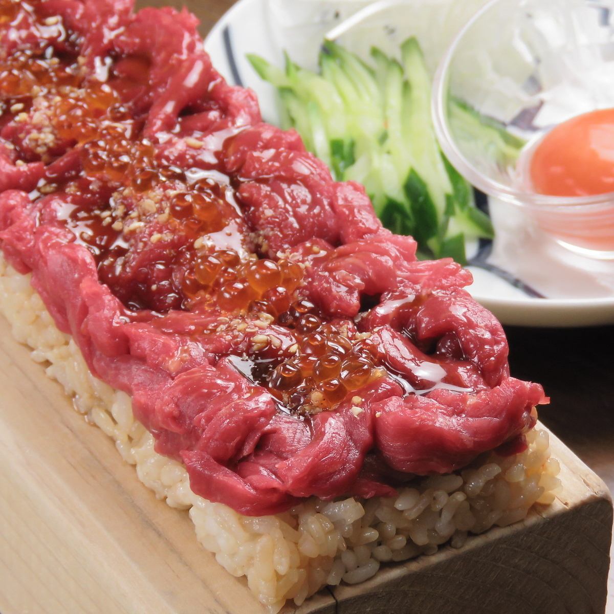 Kashiwa store's famous "Yukhoe Sushi with Cherry Blossom Meat" is very filling!! It looks great in photos too!!