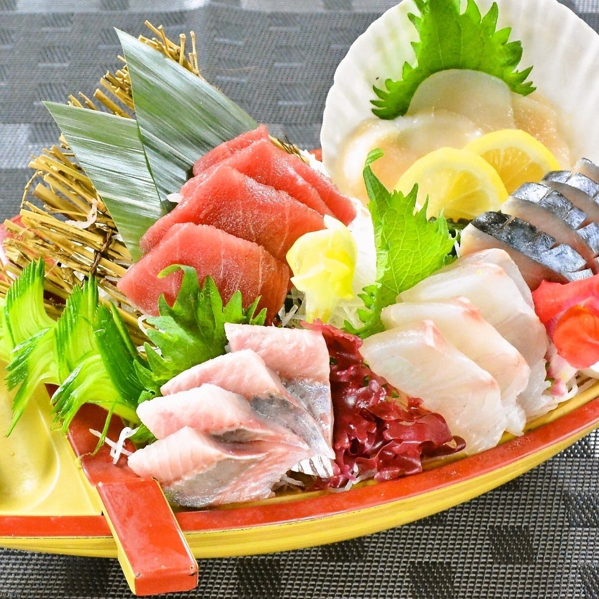 盡情享受我們引以為傲的一船新鮮魚！每天更換 5 種生魚片！