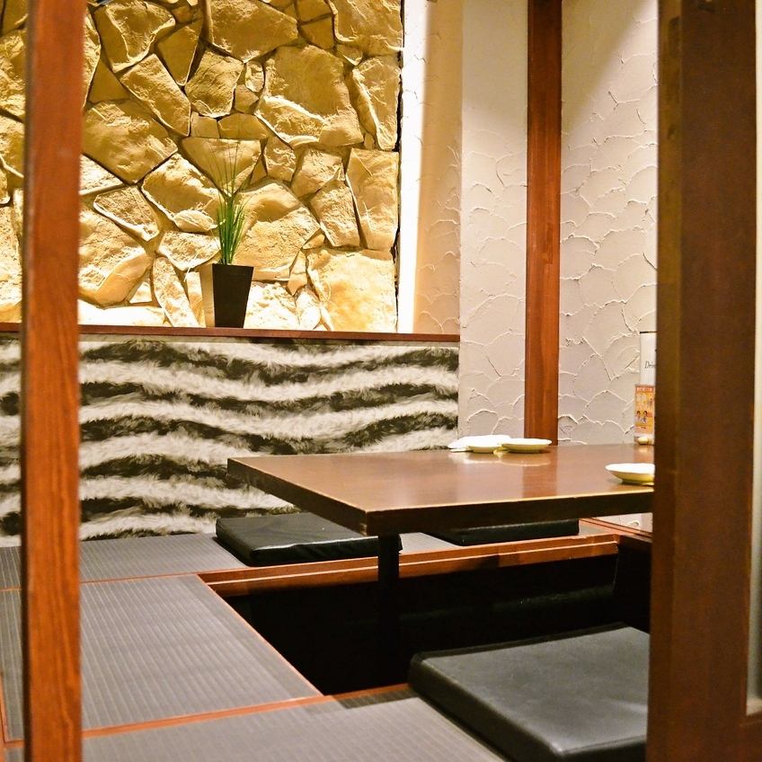 You can enjoy seasonal cuisine without worrying about your surroundings in a completely private room with a sunken kotatsu!