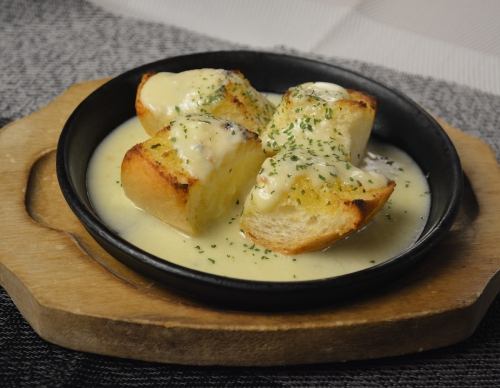 ガーリックトーストブルーチーズ焼き