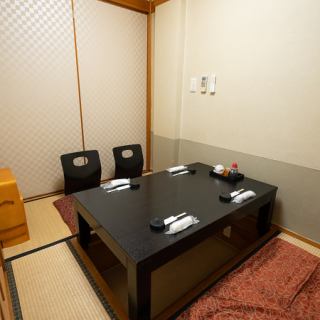 [2楼] 我们提供完全私人的空间，您可以在配有下沉式被炉座位的完全私人房间中放松身心。非常适合在名林馆举办宴会、娱乐、纪念日等重要场合。我们提供的课程可让您享受我们的招牌美食，包括无限畅饮。请用于各种宴会、家庭聚餐等。