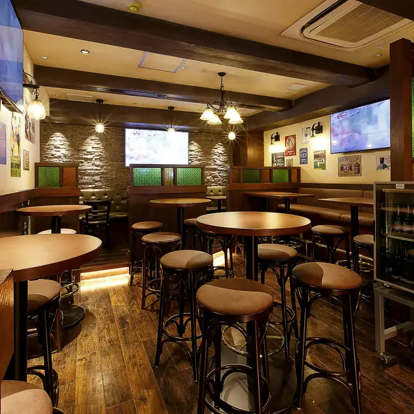 アイルランドをイメージしたシックな雰囲気の店内。カウンター席付近にはアルコールがズラリと並び、”大人空間”を演出します。本格的なパブの空気を感じながら、有意義なひとときをお楽しみください。