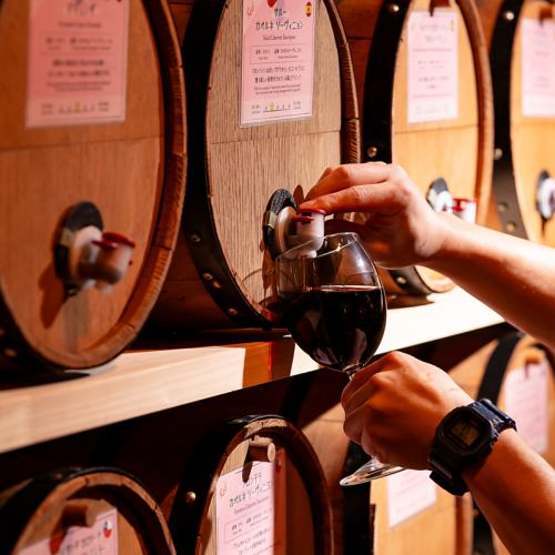 50種類の樽ワインがセルフで飲み放題！