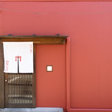 ≪箱崎駅から徒歩3分≫駅からアクセスの良い好立地で集まりやすいことも嬉しいポイント♪筥崎宮のお膝元で、外観は筥崎宮をイメージした深い赤みを帯びた弁柄色の外壁と、真っ白な暖簾が特徴的。店内は落ち着いた大人の雰囲気に仕立てています。スタッフ一同、ご来店を心よりお待ちしております。