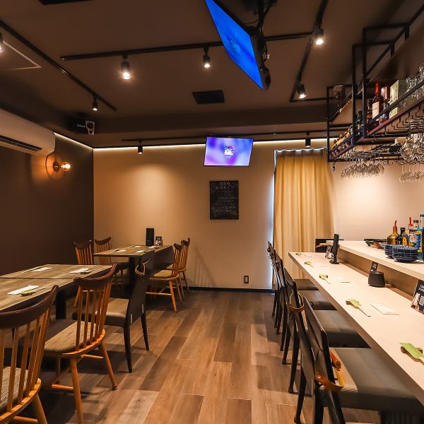 落ち着いた印象の店内は、大人のデートなどの大切な夜に最適。洗練された雰囲気の中で会話が弾みます。二人の距離を縮める心地よい環境とおもてなしで、思い出に残る特別なひとときを演出。