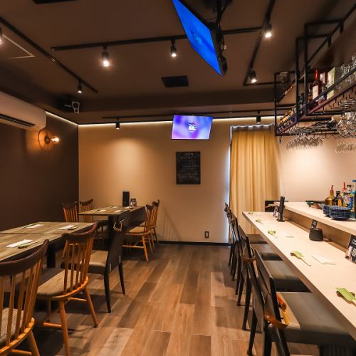 <p>落ち着いた印象の店内は、大人のデートなどの大切な夜に最適。洗練された雰囲気の中で会話が弾みます。二人の距離を縮める心地よい環境とおもてなしで、思い出に残る特別なひとときを演出。</p>