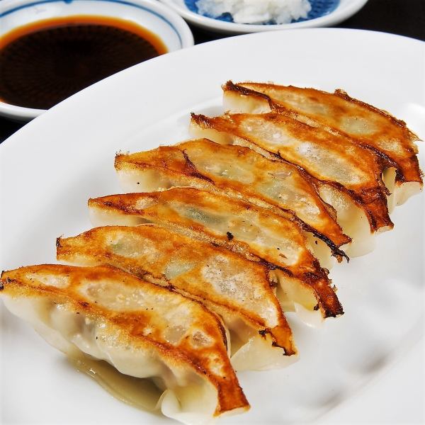 Our signature dish: fried dumplings! 473 yen (tax included)