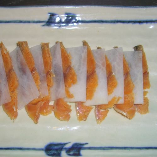 鯖魚和蘿蔔切成薄片