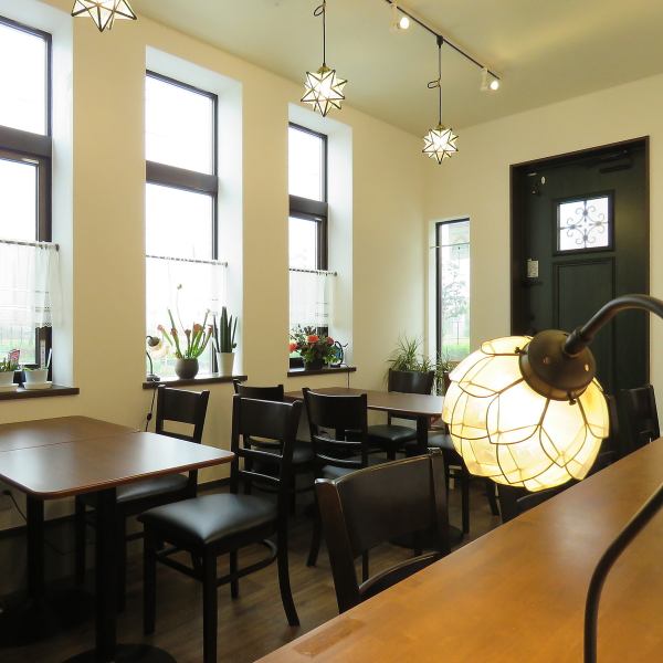 [2020 NEW OPEN House Cafe] A house cafe has opened in Takasago.The interior is carefully designed to create a simple yet warm and stylish space.It is also a point to make a large window so that a lot of light can enter.