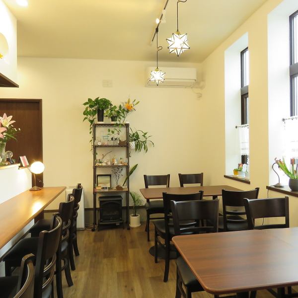 There are 4 counter seats and 2 table seats for 4 people in the store.It is ideal not only for one person but also for gatherings with friends.Please join us feel free to come.