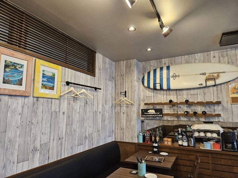 木目調の壁面には店主の趣味でもあるサーフボードに、海やビーチハウスのような調度品を揃えております♪