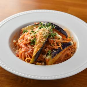 Tomato pasta with bacon and eggplant