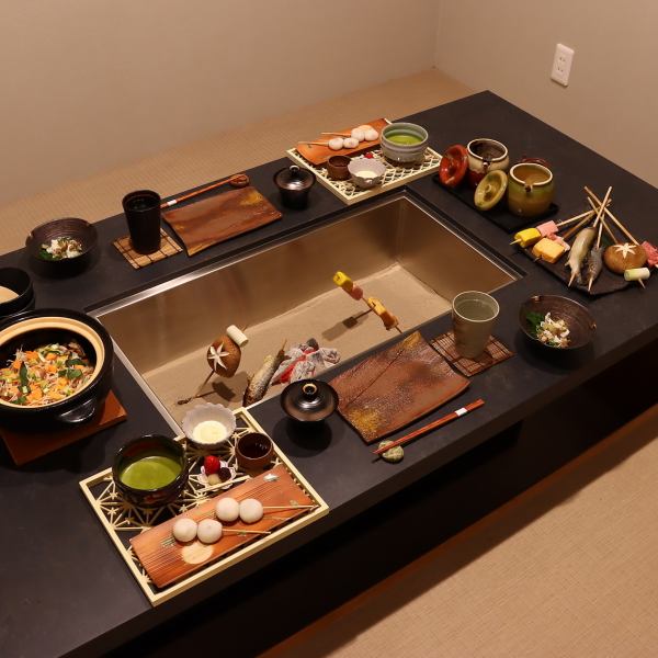 [Taste the seasonal flavors in a comfortable private room] Thorough air conditioning ensures comfort at all times.Enjoy the seasonal flavors to your heart's content with traditional Japanese hearth grilling.