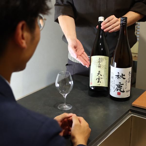 【ながつきのおもてなし】お客様のお好みに合わせて、日本酒をご提供いたしております。お酒が好きな方はもちろん、お酒はあまり詳しくないという方にも、新しいお酒との出会いをお愉しみ頂けるよう心がけております。