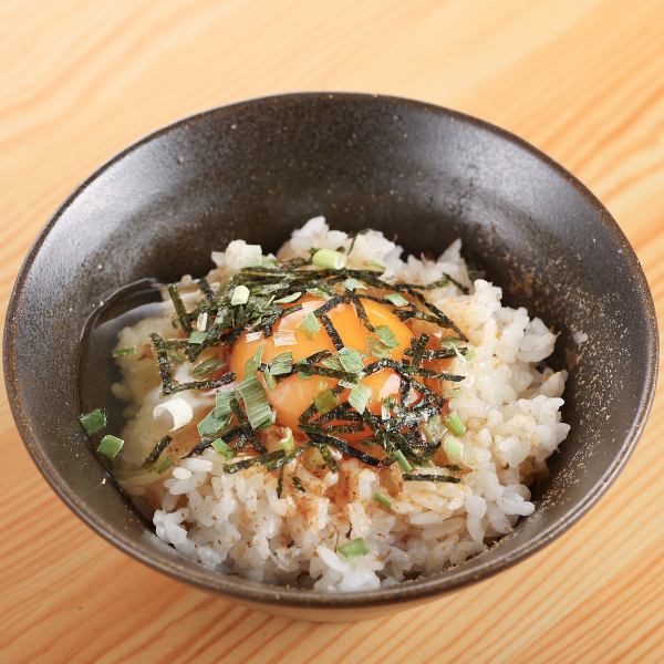 濃厚卵使用のとろり卵かけご飯。自家製タレが旨味引き立て串カツやざんぎと組み合わせで満足度抜群の一品!