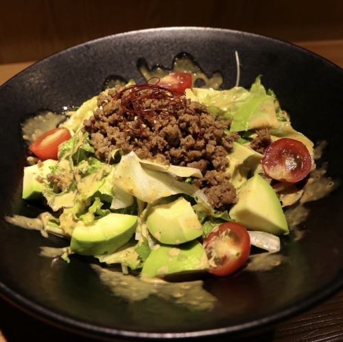 肉味噌鳄梨沙拉