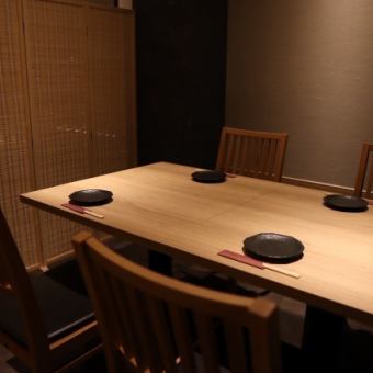 【桌席】从小型宴会到日常用餐，提供丰富的座位选择