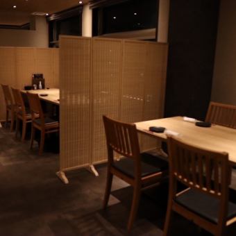 【餐桌座位】适合与家人、朋友一起用餐。宽敞的空间让您享受轻松的交谈。