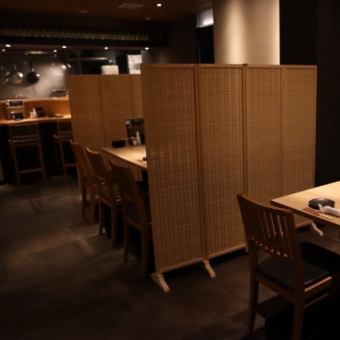 【桌席】 用隔板隔开的空间，给人一种私密感。这是一个舒适的地方，您可以在这里放松并享受用餐和交谈。