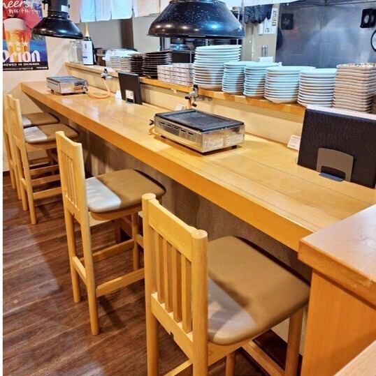 【お一人様もデートも、楽しい会話と共に！】カウンター席で、スタッフと気軽にお話しながら焼肉を楽しめるオープンキッチンの店。おしゃべり好きなスタッフが揃い、心温まる雰囲気の中、ひとりでもデートでも最適な空間を提供します。美味しい料理と共に、特別なひとときをお過ごしください。