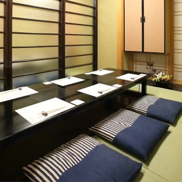 【貸切可能な個室席】貸切可能なお座敷個室で和を体験！お座敷個室、掘りごたつスタイルで4名と6名ご利用できます。こちらは絶対に失敗したくない場面などにおすすめ♪シンプルですがトップクラスの和の空間で、さらに和の料理を引き立てます。