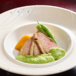 合鴨ロース蒸し煮えんどう豆のクリームソース