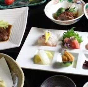【季節料理を楽しむ花懐石コース】先付、造り、焼物八寸、替鉢からデザート迄全8品8662円(税込)