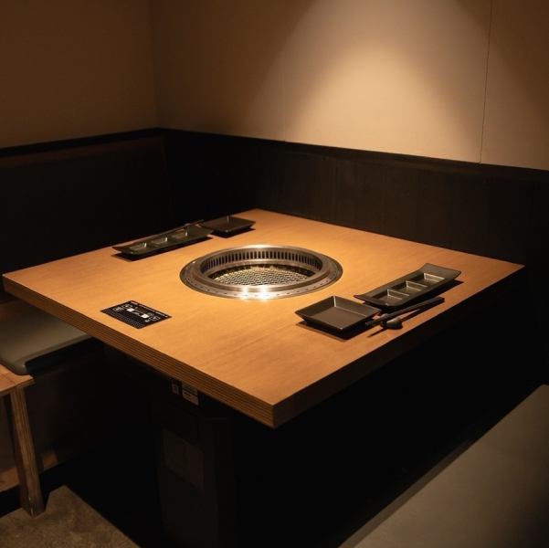 【半個室】当店には、テレビを完備した8名様用の半個室がございます。周囲を気にすることなく、ご家族やご友人と水入らずでお過ごしいただける空間です。デートや女子会、主婦会、ご友人との飲み会など、様々なシーンに合わせてご利用いただけます。美味しいお料理を囲んで、思い出に残る特別な時間をお過ごしください。