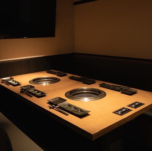 【テーブル席：8×1】最大8名様までご利用可能な広々としたテーブル席を1卓ご用意しました。歓送迎会や打ち上げ、友人との集まりなど、大人数での宴会に最適です。活気あふれる空間で、美味しい焼肉を囲んで賑やかな時間をお過ごしいただけます。仲間との絆を深める楽しいひとときを、ぜひ当店でお過ごしください。