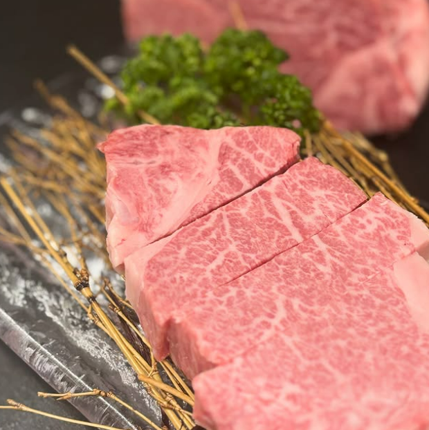 厳選したお肉を贅沢に使っております!せひご賞味ください!
