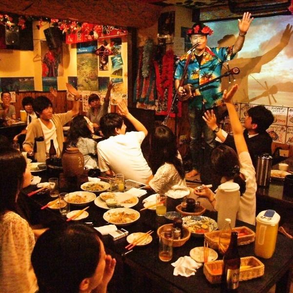 The parlor seats are perfect for relaxing Okinawan cuisine and sake ♪ Master's live show time is the highest tension in the store ☆