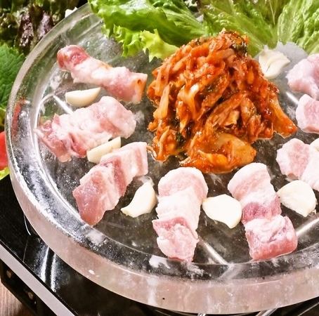 五花肉、鸡排等...享受美味的日韩料理◎