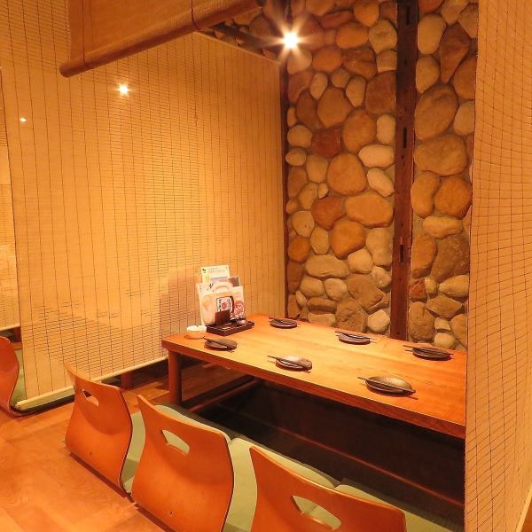 【大人数OK★団体様・会社宴会も承ります！】地元企業様の宴会・観光で静岡にお越しの団体様のお食事といった、大人数でのご利用も「とんからり」におまかせください♪広々とした店内には、カウンター・半個室・掘りごたつ・お座敷など様々なお席を完備。事前にご相談頂ければ、人数に合わせてスムーズにご案内いたします！