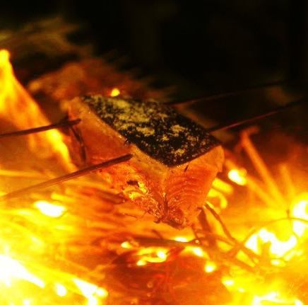 【岡山名物　藁焼き鰆の塩タタキ】脂の乗った鰆を高火力の藁で一気に焼き上げました。
