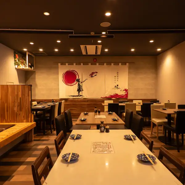 【ゆったり半個室デーブル席】最大18名様まで着席できる半個室のテーブル席は、会社の集まりや飲み会にオススメ。出張などで遠くからご来店いただいたお客様も足をのばしてくつろぐことができます。壁で仕切られた完全個室タイプもございます◎