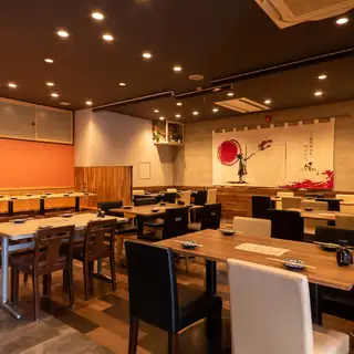 【貸切:~70名様】広々とした店内は最大40名様までの貸切に対応。落ち着いた雰囲気のお洒落な空間で、瀬戸内で獲れた鮮魚をご堪能ください。会社の歓迎会・送別会や、同窓会などのお集まりにどうぞ。感染症対策を万全にしてご来店をお待ちしております。人数のご相談も承りますので、気軽にご相談ください。