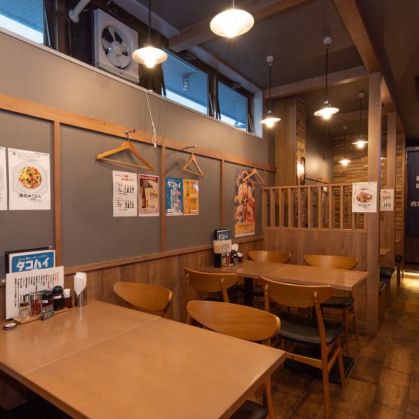 <A homely atmosphere> Conveniently located just a 4-minute walk from Exit 1 of Nishijin Station on the Fukuoka City Subway Airport Line. Enjoy a relaxing meal and drinks in a slightly retro space.We have 9 tables that seat two people and 4 tables that seat four people to accommodate a wide range of groups.