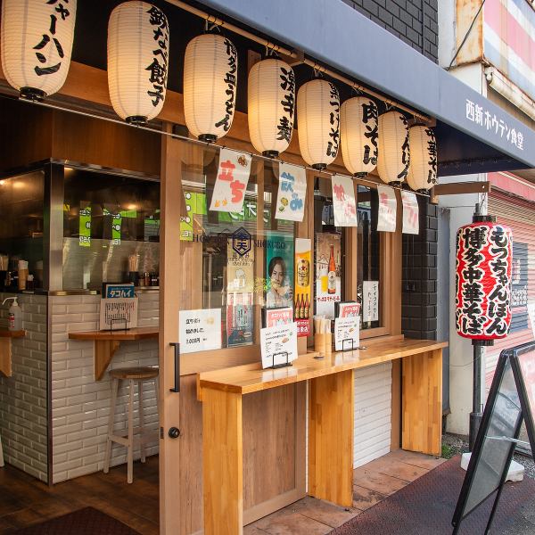 ≪サクッと飲みにもお気軽に≫店内カウンター6席に加え、お店前には立ち飲み席のご用意も。天気の良い日にお外でいただく一杯は格別！昼飲みも大歓迎です。様々なシーンに寄り添うホウテン食堂で自由に思い思いの時間をお過ごしください♪