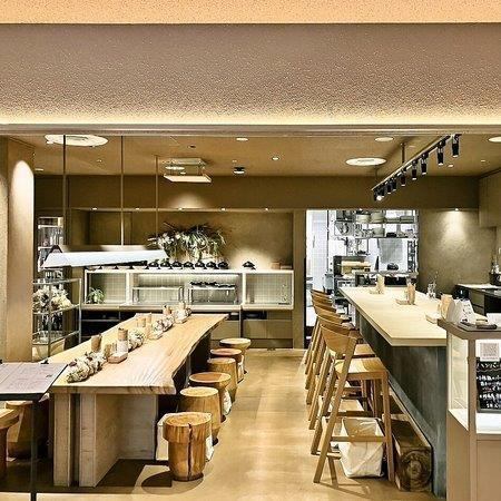 The large table that seats 12 people in the center of the store is made from a large single board from Kumamoto Prefecture.The cute log-shaped chair is also made from wood from Kumamoto Prefecture.You can feel the attention to detail not only in the food but also in the interior design.