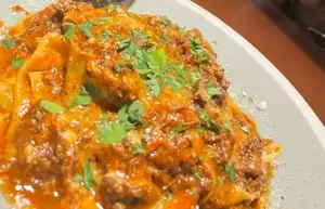巴乔餐厅的特色菜：肉酱茄子意面