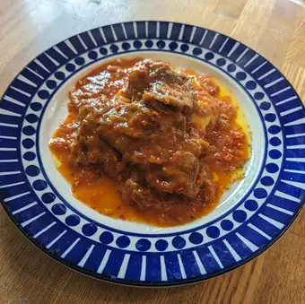 マグロ頬肉のとろとろトマト煮込み